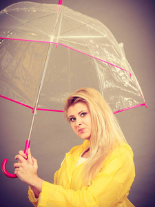幸福的女人，穿着雨衣打着透明伞