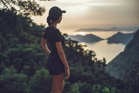 女孩站在山上, 看着被释放的风景