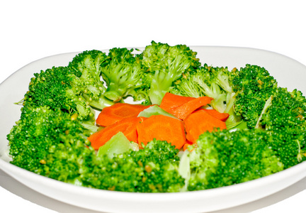 brocolli 和孤立在白色背景上的胡萝卜炒