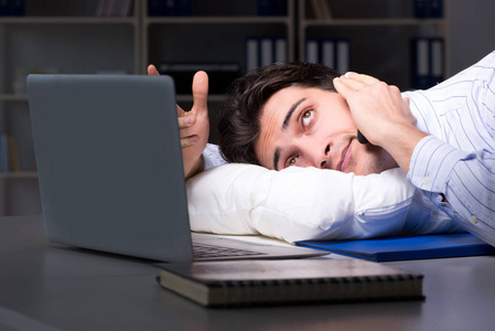 疲倦和疲惫的服务台操作员在夜班照片