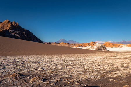 阿塔塔塔沙漠, 智利在一个盐山的风景