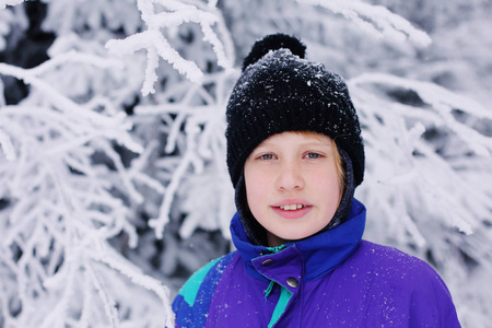 户外的一个可爱的孤独症男孩的冬天画像