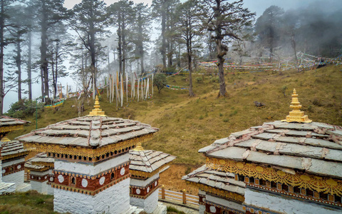 108 chortens 或佛塔是纪念为不丹战士与层数山在 Dochula 通行证在途中从 Punaka, 不丹的廷布
