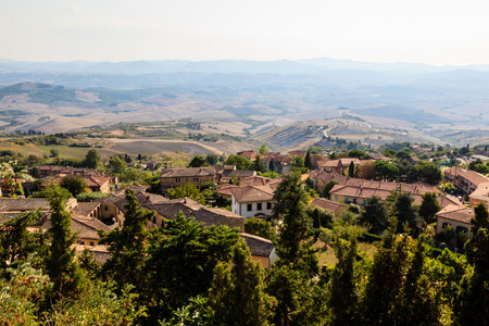 屋顶和在意大利的小镇沃尔景观的看法