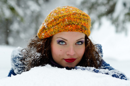 年轻妇女在享受着雪的冬天室外