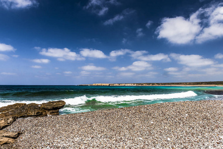 石头之间运行的路径去地中海的景色的阿卡马斯半岛的海岸