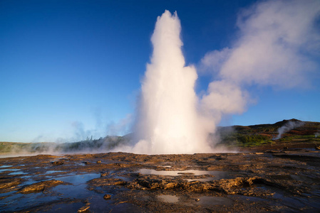 Strokkur 间歇泉的喷发在冰岛