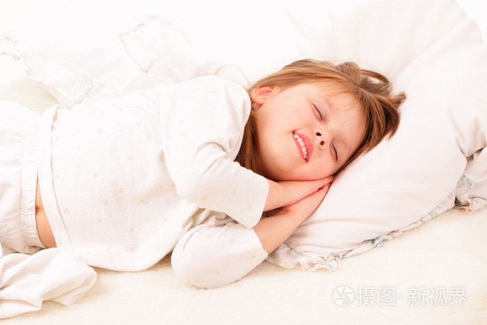 快乐的小女孩睡在床上