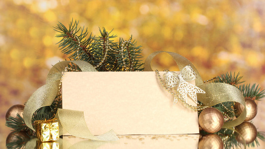 空白明信片 圣诞球和杉木树在黄色背景上