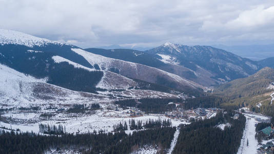 亚斯纳马蒂奇滑雪胜地斯洛伐克山地空中无人机俯视图