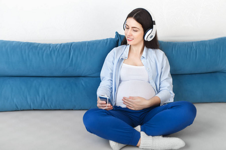 孕妇听音乐耳机