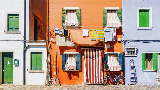 威尼斯布拉诺岛上风景如画的房屋门面