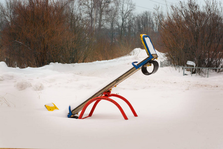 孩子们在街上荡着雪