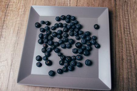 大, 新鲜的蓝莓躺在一个灰色的盘子, 特写