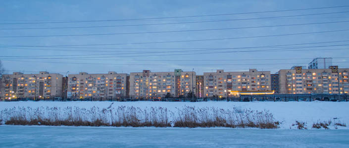 基辅典型的住宅区。日落后, 冬天的城市景观, 强调天空。Troeschina, 基辅, 乌克兰