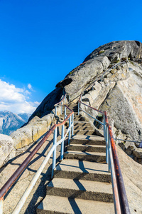 在洛克岩石楼梯上徒步旅行往山顶, 花岗岩圆顶岩石形成在红杉国家公园, 内华达山脉, 加利福尼亚, 美国