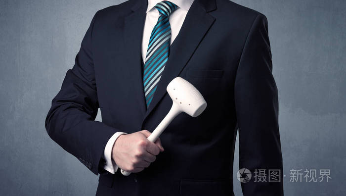 Businesman 站在一起他手上的工具