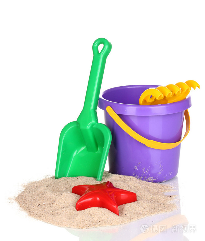 儿童沙滩玩具和孤立在白色的沙