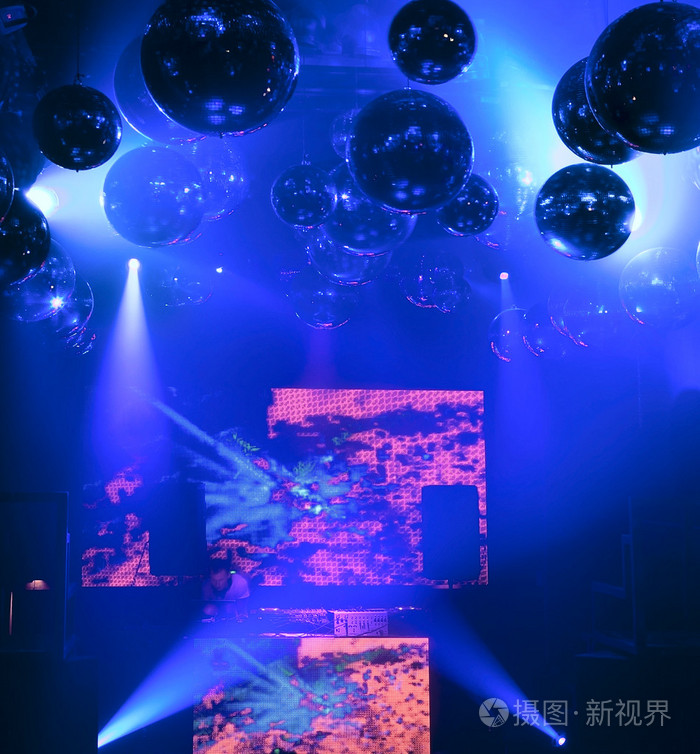 在一家夜总会现场 dj 混合