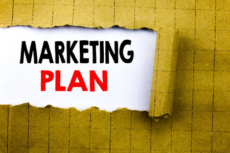 字, 写营销计划。规划成功战略的商业理念在白纸上写上黄色折纸