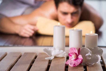 英俊的鹅年轻英俊的男子 spa 过程照片