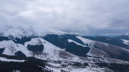 亚斯纳马蒂奇滑雪胜地斯洛伐克山地空中无人机俯视图