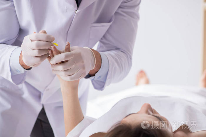 警方验尸官在太平间检查尸体尸体