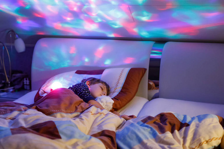 晚上睡觉母女灯图片