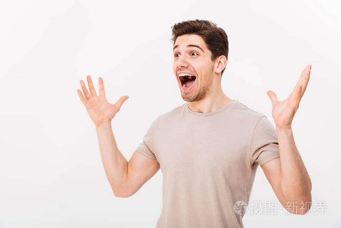 照片的 unshaved 成人男子大吼大叫和举起武器的喜悦