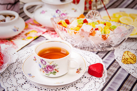 柠檬和甜点的瓷杯茶照片