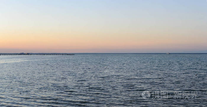 海岸边游艇在地平线和码头在晚上全景