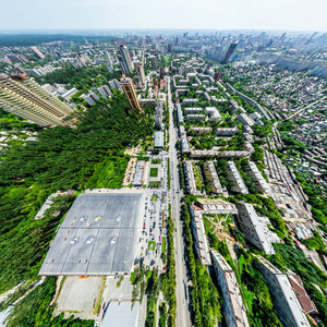 与空中城市景观 十字路口 道路 房屋 建筑物 公园及停车场。阳光灿烂的夏天全景图像