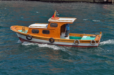 游船上的私人机动船, 海照片