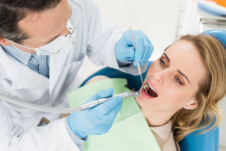 现代牙科诊所牙科手术中女性患者的应用