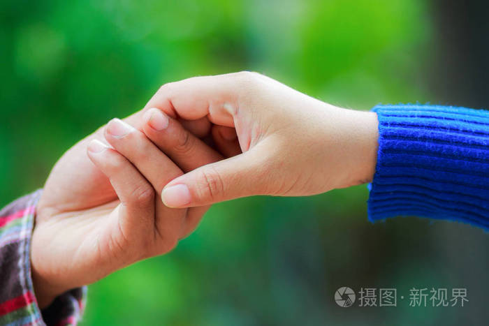 两个人抱在一起