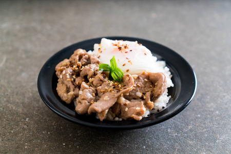 stirfried 猪肉配鸡蛋饭