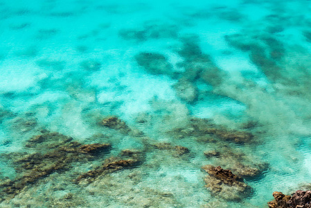 热带白沙海滩在浮潜点从速度小船在海洋缅甸并且泰国