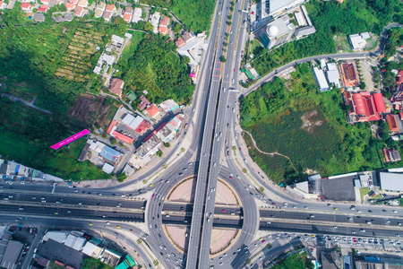 运输圆路通道路与汽车鸟瞰图