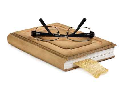 眼镜的一本书上白色隔离