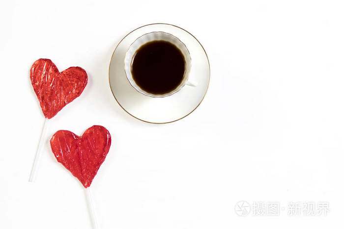 一杯咖啡, 有笔记本和两颗糖果, 形状在一张木桌上。情人节贺卡, 母亲节
