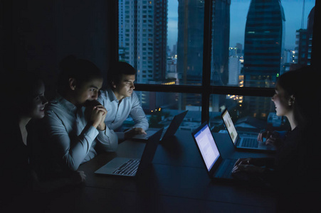 通宵加班说说图片