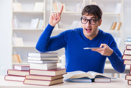 大学图书馆的男学生准备考试图片