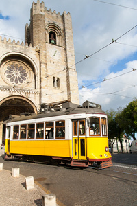 通过在 portug 中的里斯本街头特色电车之旅