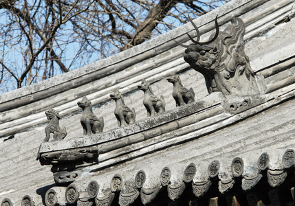 中国装饰人物建筑的屋顶上