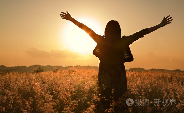 等待夏天太阳的女人剪影