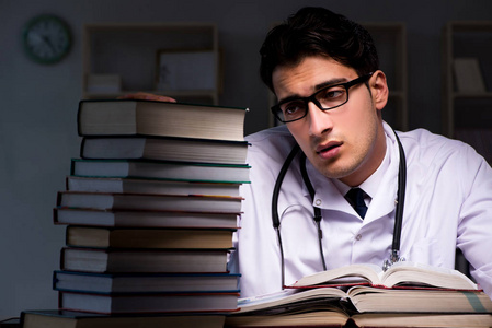 医科学生晚上准备大学考试图片