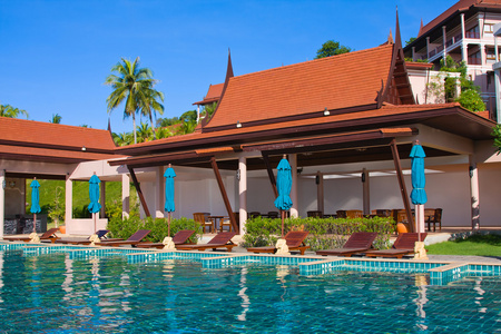 在度假村的游泳池。泰国
