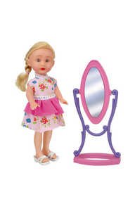 用神奇的镜子，孤立在白色背景上的漂亮娃娃