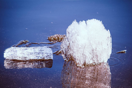 冰浮冰在一条河期间在春天冰漂移, 特写