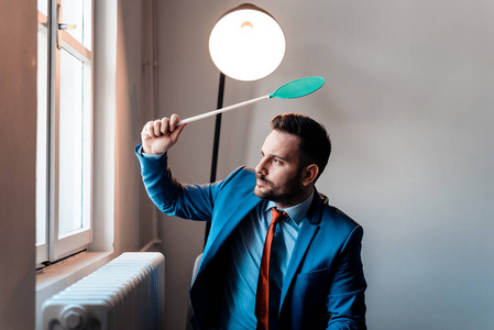 用苍蝇拍苍蝇拍的西装惹怒了人照片